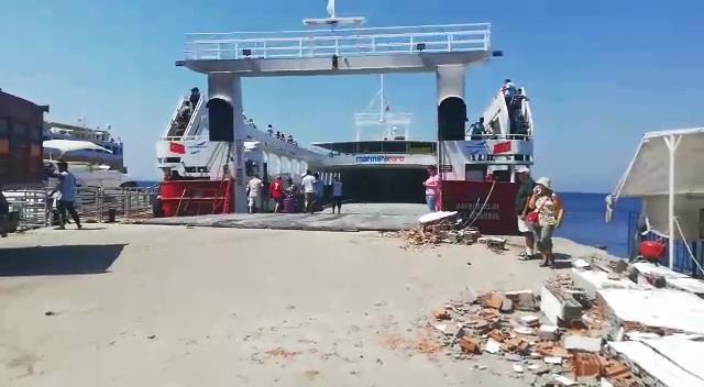 Avşa'da feribot, limana çarptı: 7 yaralı