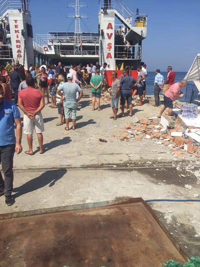 Avşa'da feribot, limana çarptı: 7 yaralı