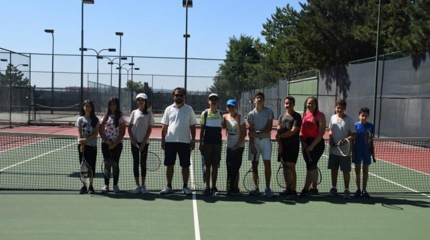 &Ccedil;ocuklar yaz boyunca tenisle buluşuyor