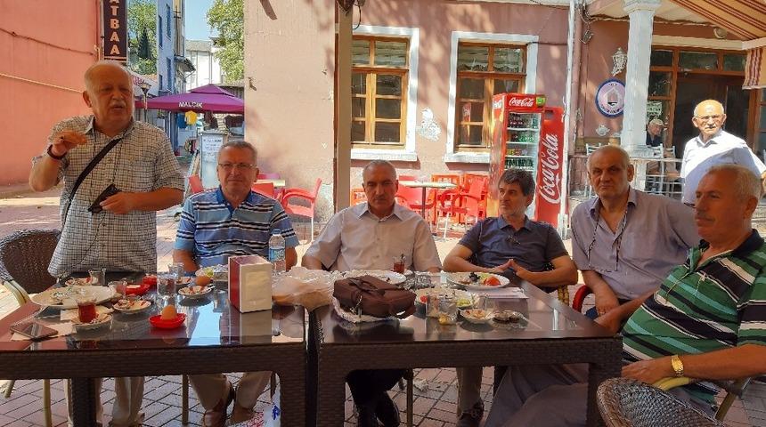 Sabah kahvaltısında bir araya geldiler