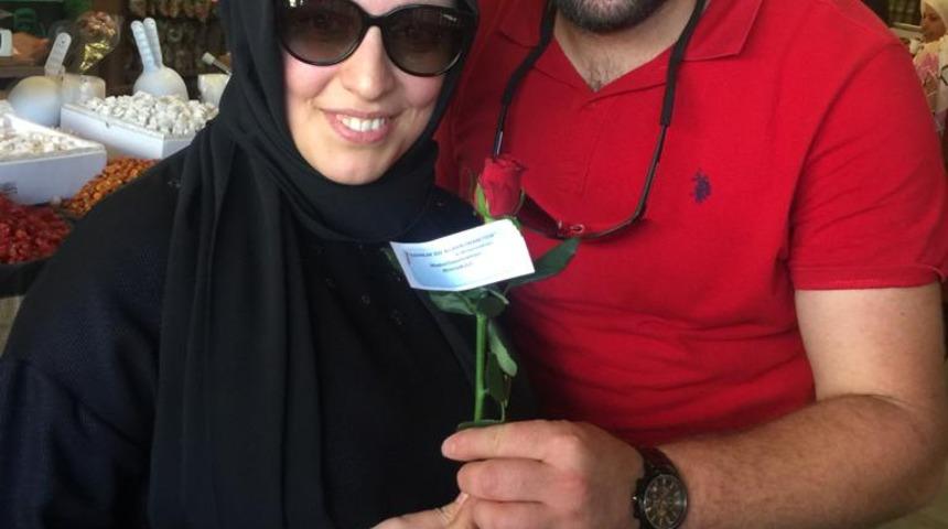 Kadına y&ouml;nelik şiddete tepki i&ccedil;in kadınlara g&uuml;l dağıtıp, &ouml;z&uuml;r diledi