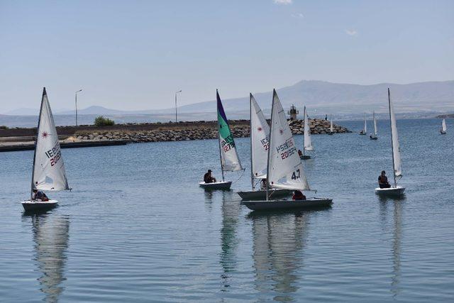 Ahlat’ta 77 yelkencinin katıldığı yelken yarışlar yapıldı