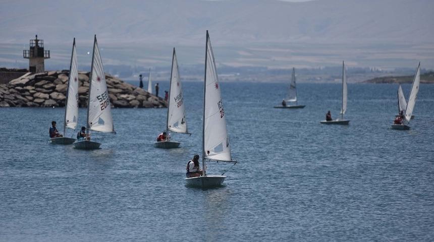 Ahlat&rsquo;ta 77 yelkencinin katıldığı yelken yarışlar yapıldı