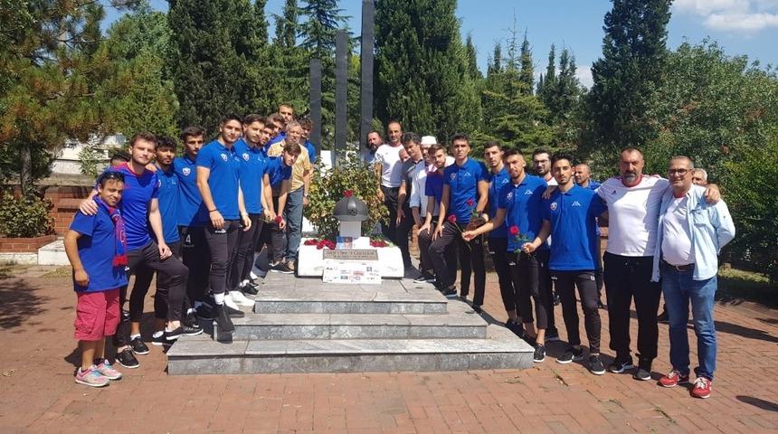 Karabükspor Metin Türker’i mezarı başında andı