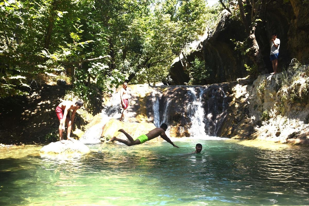 Gabar Dağı şelaleleriyle cezbediyor