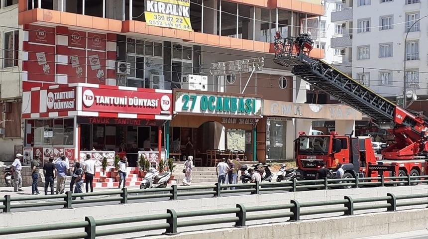 Restoranın bacasında &ccedil;ıkan yangın korkuttu