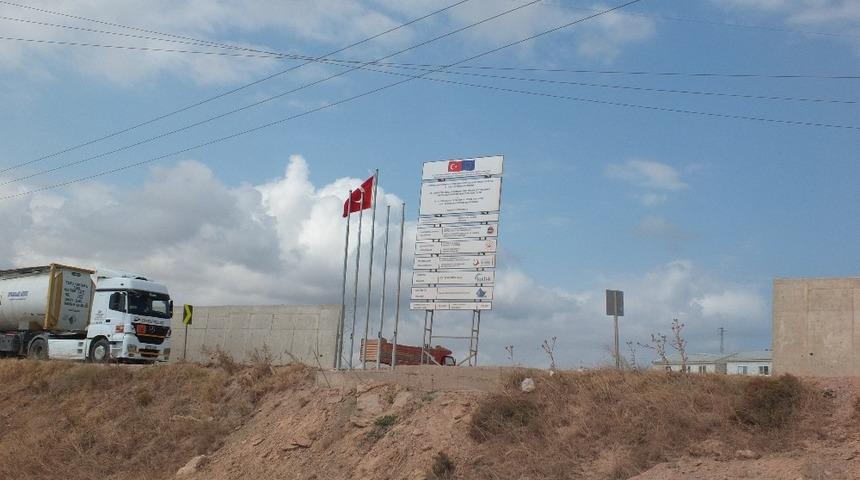 Kepçeden düşen demir malzemenin altında can verdi