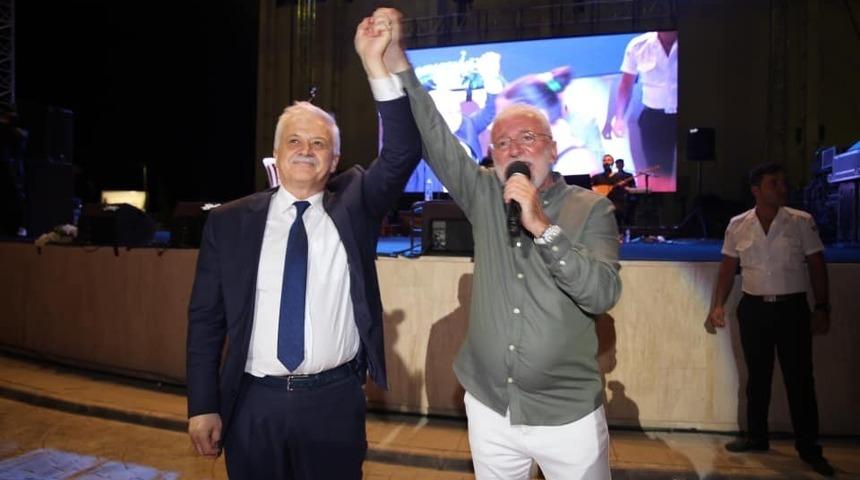 Burhaniye&rsquo;de Onur Akın konseri coşturdu