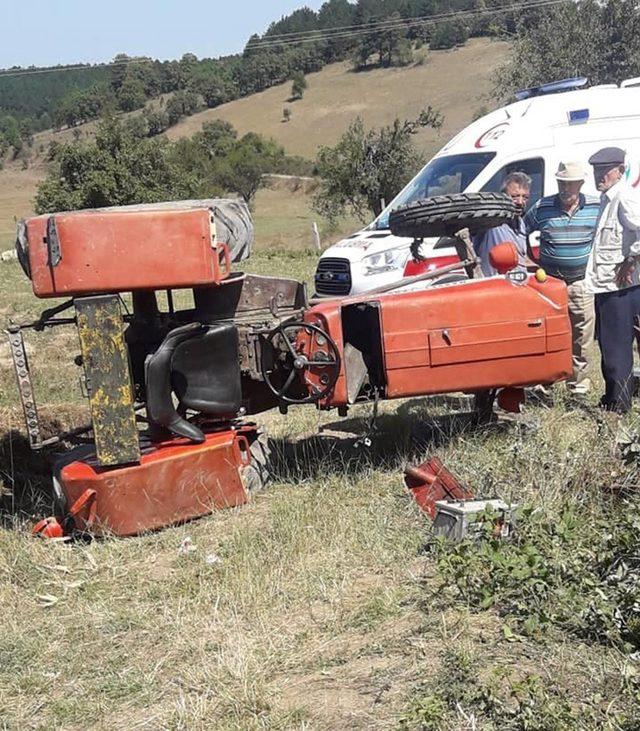 Odun yüklü traktör devrildi: 1 yaralı