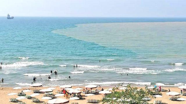 Denize ulaşan çamurlu su limanı ve sahili sarıya boyadı