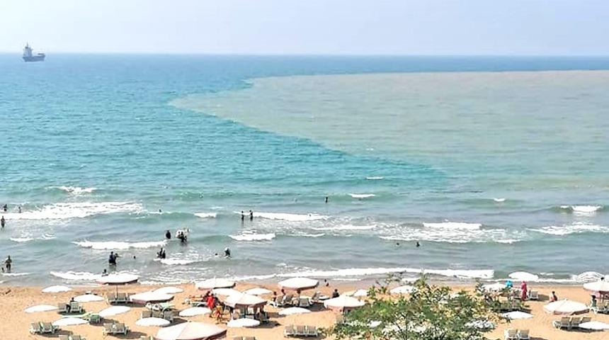 Denize ulaşan &ccedil;amurlu su limanı ve sahili sarıya boyadı