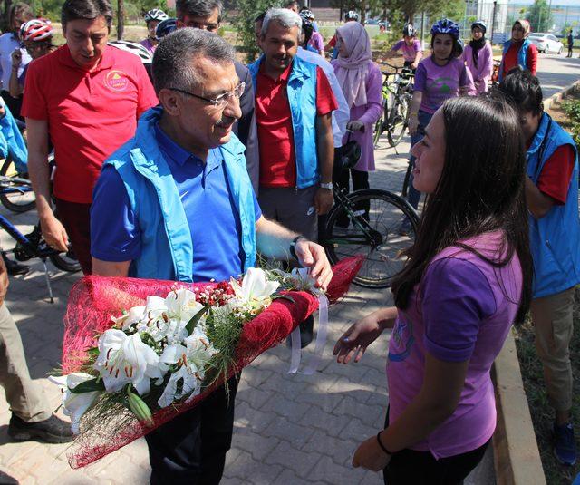 Cumhurbaşkanı Yardımcısı Oktay, Kırşehir'de gençlik kampını ziyaret etti