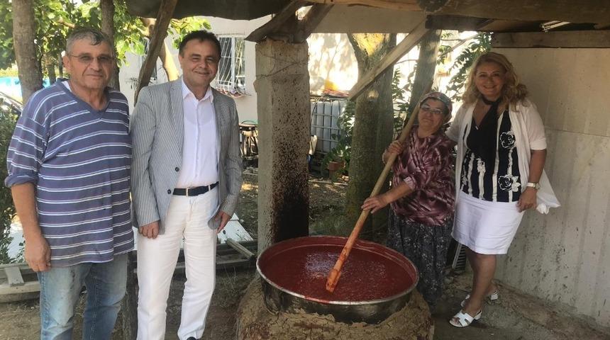 Başkan Şahin salça kazanının başına geçti