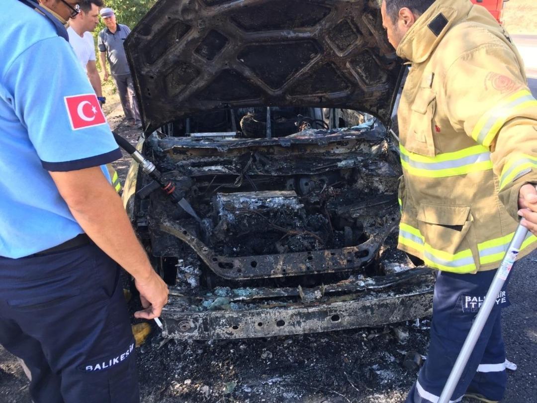 Seyir halindeki ara&ccedil; yandı