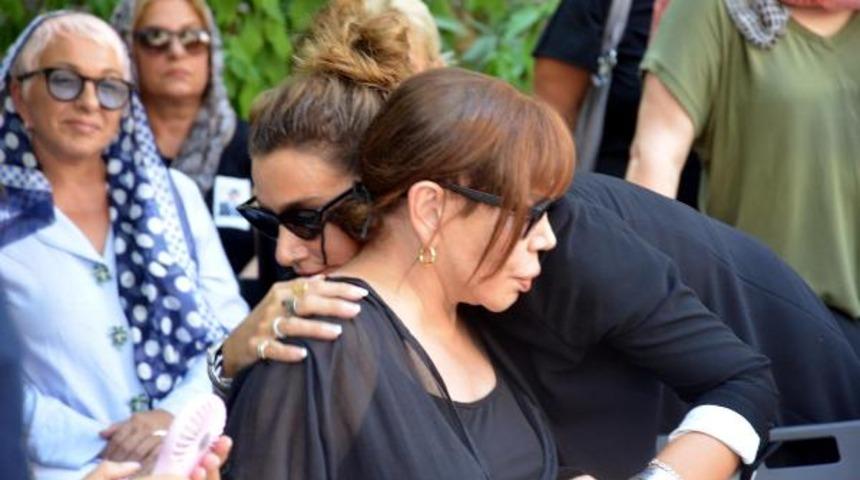 Sezen Aksu, babasını son yolculuğuna uğurladı