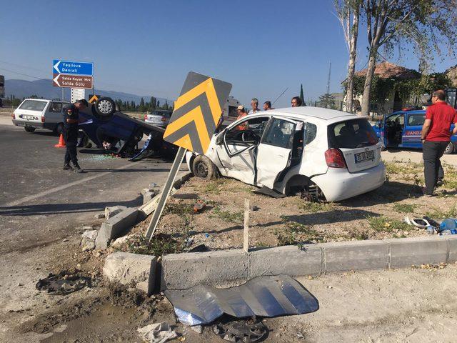 Burdur'da otomobiller çarpıştı: 7 yaralı