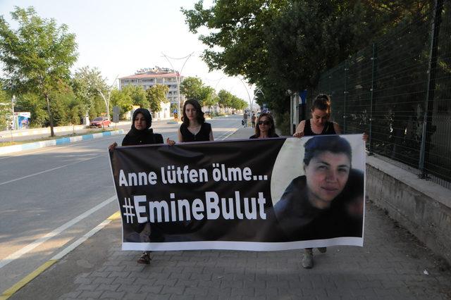 Tunceli'de 4 kadın, Emine Bulut cinayetine tepki için 5 kilometre yürüdü