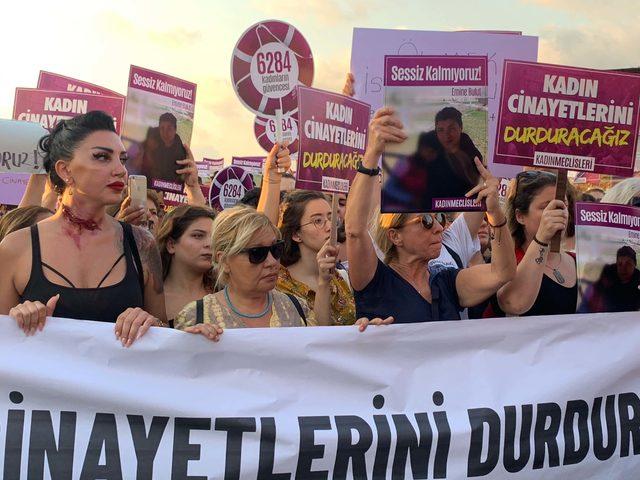 Kadıköy'de kadınlar, kırıkkale'de eşi tarafından öldürülen emine bulut için toplandı