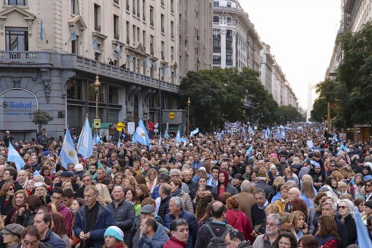Arjantin'de halk sokaklara döküldü G1