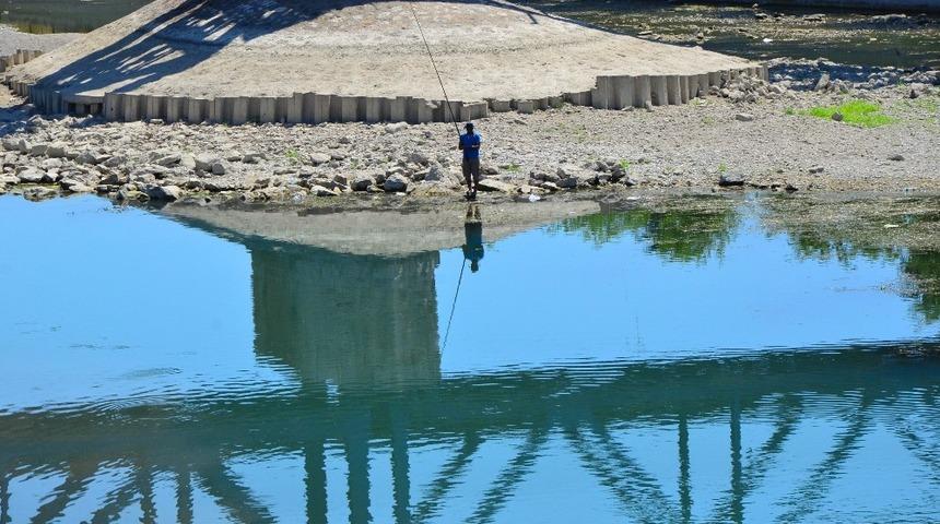 Nehrin suyu kesildi olta balık&ccedil;ılarına g&uuml;n doğdu
