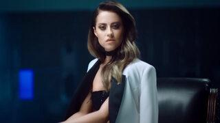 Derya Uluğ'dan konserde Emine Bulut pankartı