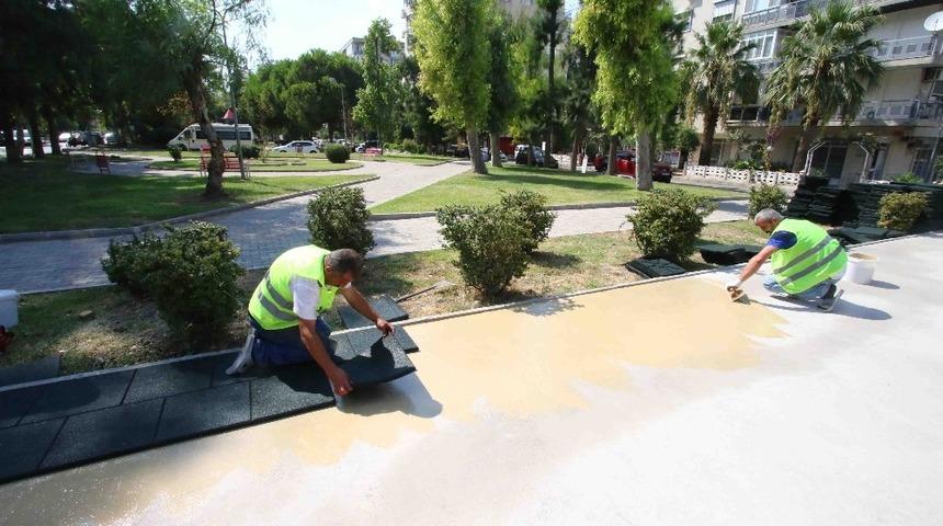 Bayraklı&rsquo;da parklara kau&ccedil;uk zemin