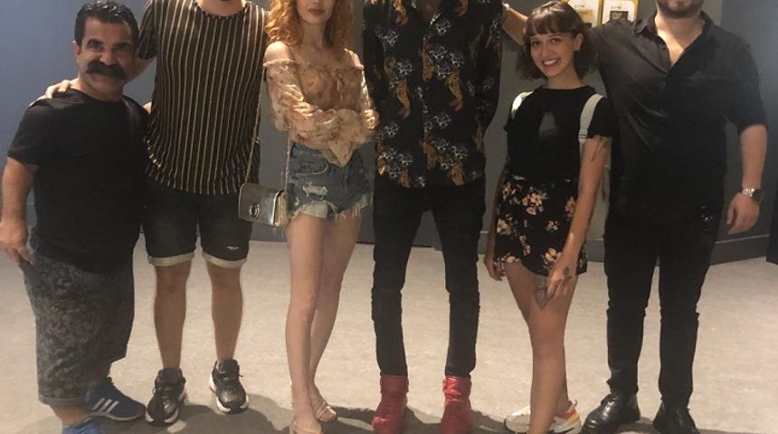 &lsquo;Sar Başa&rsquo; oyuncuları izleyicilerle buluştu