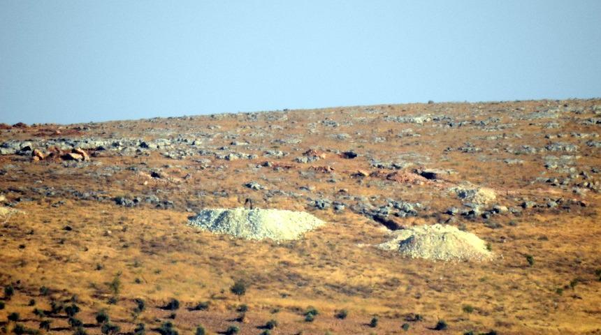 YPG/PKK'lı teröristler hendekleri terk ediyor