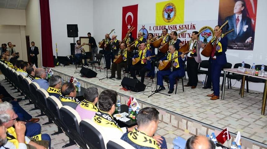 Aşıklar izleyenleri mest etti