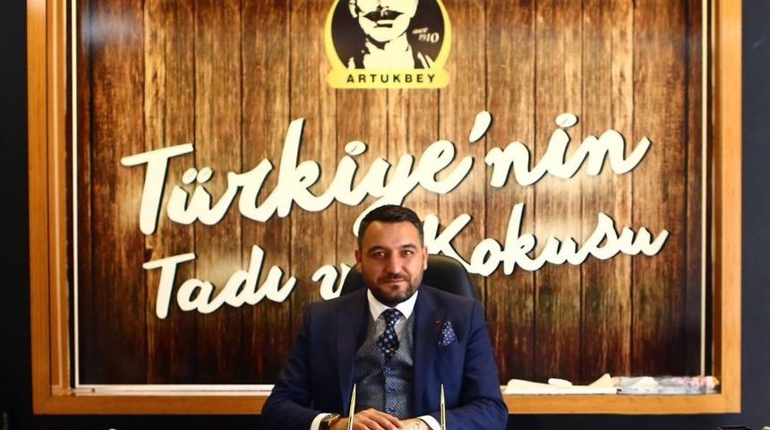 &ldquo;Kadına şiddete hayır&rdquo; dedi, kadın m&uuml;şterilere g&uuml;l dağıttı