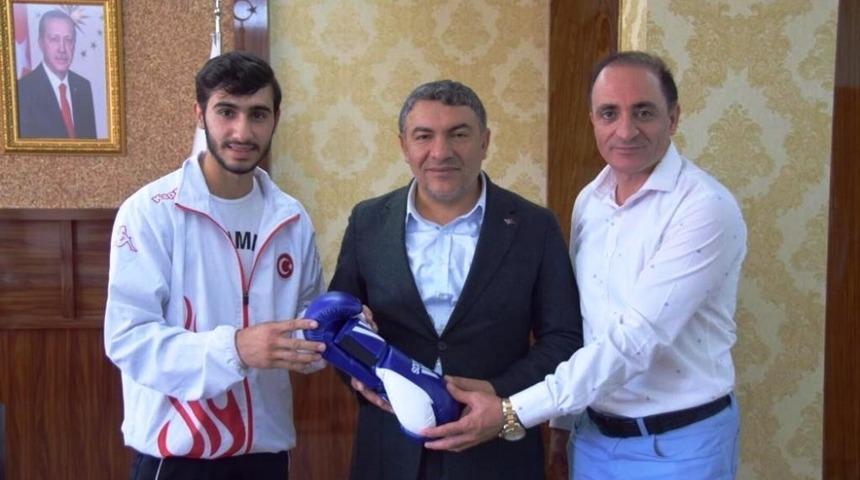 Başkan Şayir&rsquo;den gen&ccedil; sporcuya teşekk&uuml;r