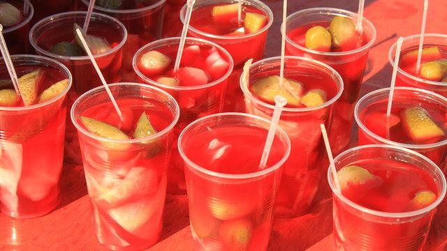 Hiç Aklınıza Gelmezdi: Turşu Suyu İçmek Vücudun İhtiyacı Olan Birçok Şeyi Sağlıyor