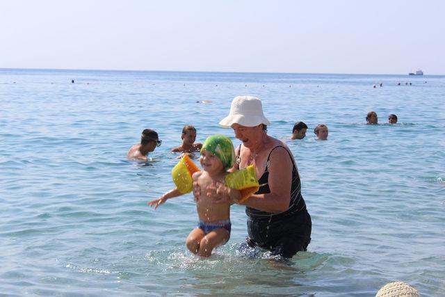 Antalya'da sıcak hava bunalttı, sahiller doldu