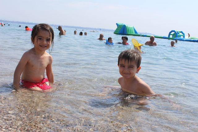 Antalya'da sıcak hava bunalttı, sahiller doldu