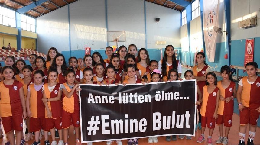 Nusaybinli sporcular ma&ccedil;a Emine Bulut pankartıyla &ccedil;ıktı