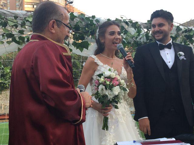 Futbol antrenörü stadyumda evlendi