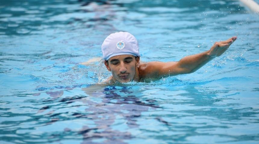 Yüzme kursu, skolyoz hastası Görkem’in umudu oldu