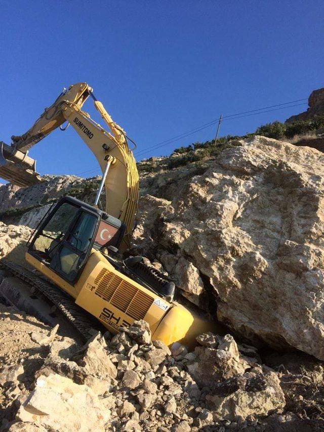 İş makinesinin üzerine 20 tonluk kaya düştü, operatör kaçarak kurtuldu