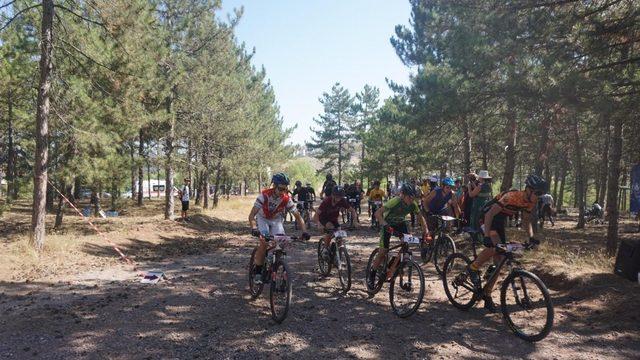 Eskişehir’de genç bisikletçiler kıyasıya yarıştı