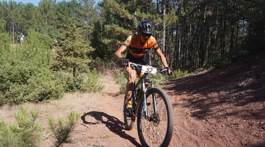 Eskişehir’de genç bisikletçiler kıyasıya yarıştı