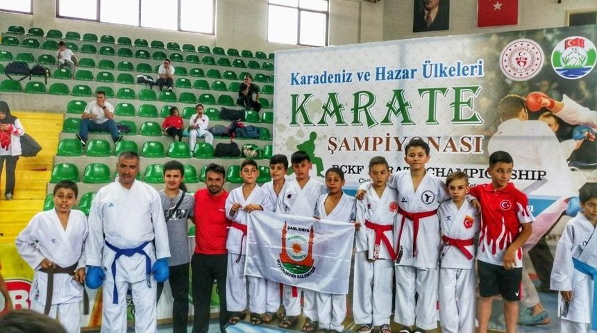 Gençler karate şampiyonasından madalyalarla döndü