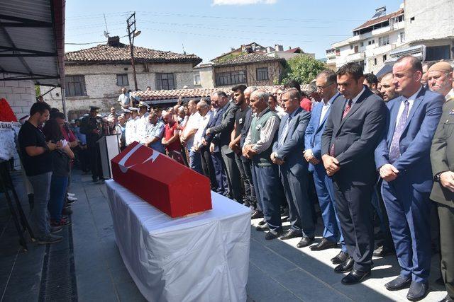 Şehit Uzman Onbaşı İdris Gezer, gözyaşları ile toprağa verildi