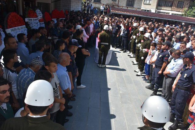 Şehit Uzman Onbaşı İdris Gezer, gözyaşları ile toprağa verildi