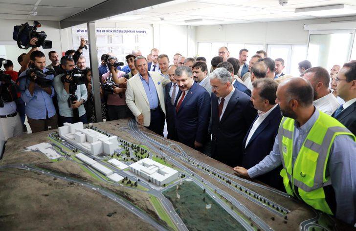 Bakan Koca ve Binali Yıldırım, şehir hastanesinin inşaatında incelemelerde bulundu