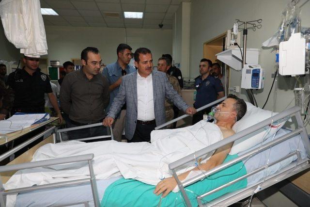 Vali Akbıyık, hastanede tedavi gören polisleri ziyaret etti