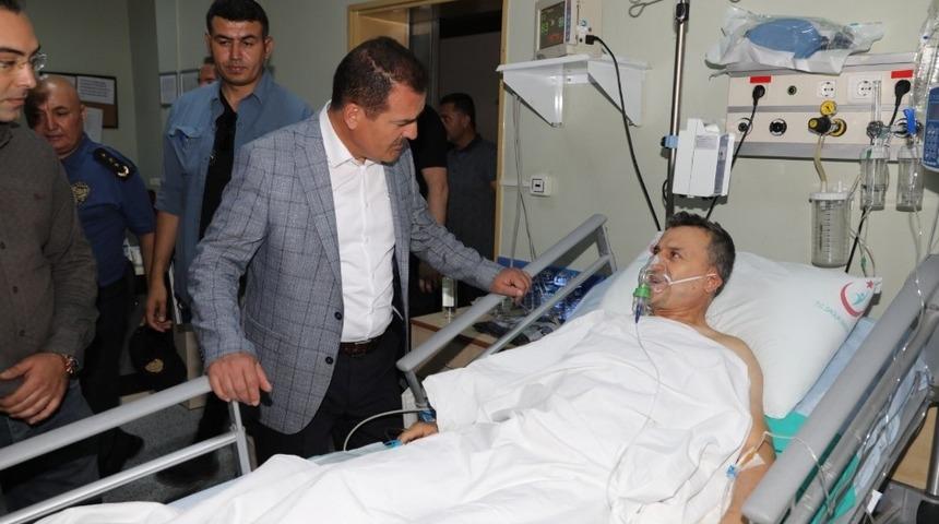 Vali Akbıyık, hastanede tedavi g&ouml;ren polisleri ziyaret etti