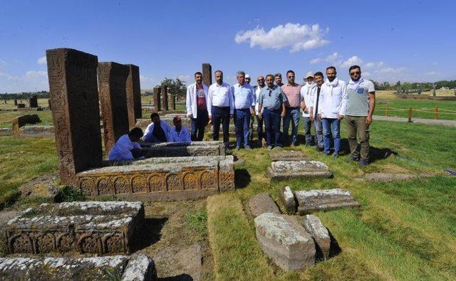 Rektör Şevli Ahlat‘ta kazı alanını ziyaret etti