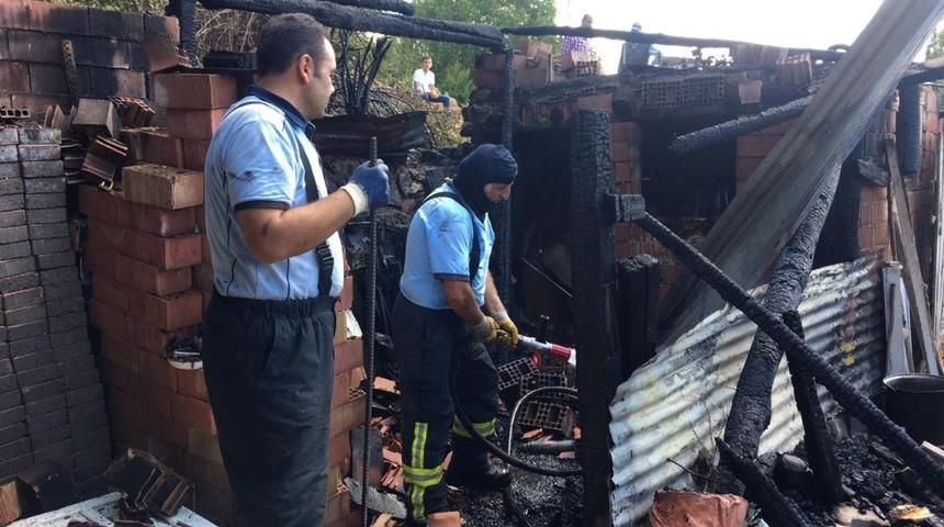 Yanan dandır evi kullanılmaz hale geldi