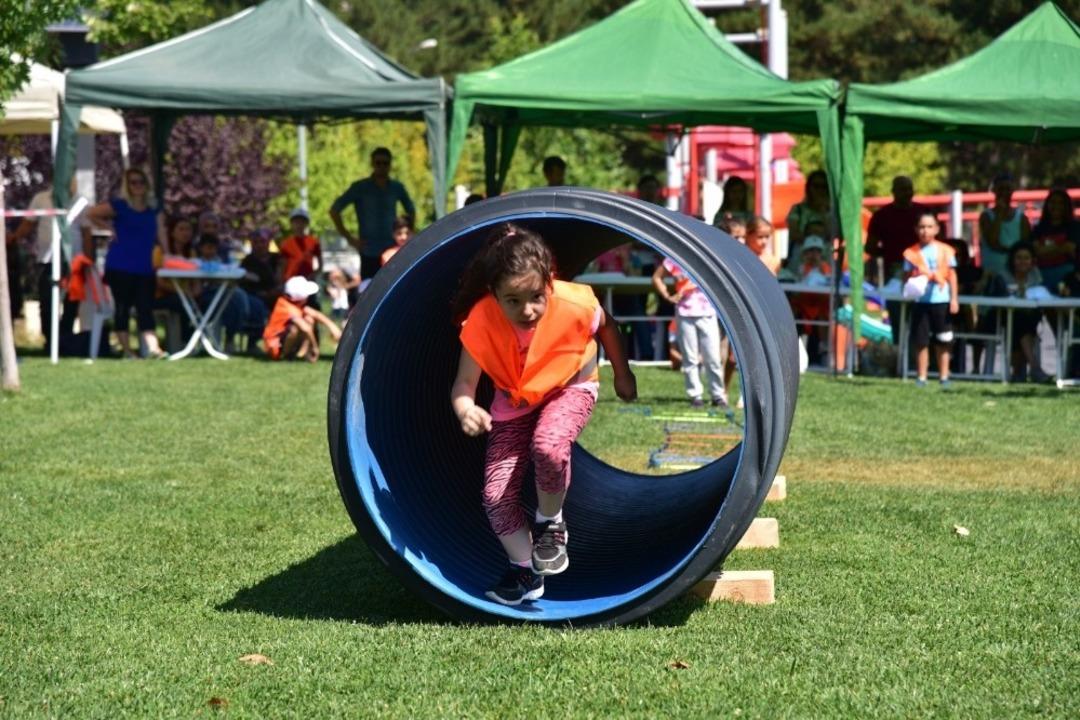 &Ccedil;ocuklar kurulan parkurlarla survivor heyecanı yaşadı