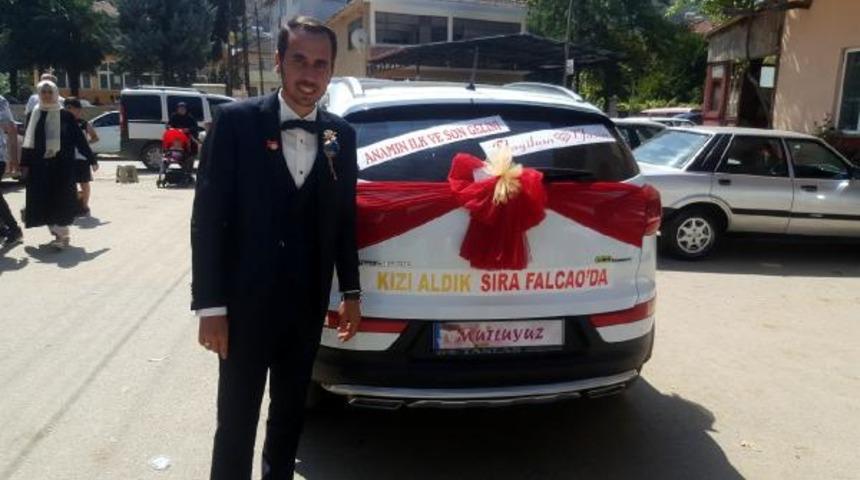 Gelin arabasının arkasına ''Kızı aldık, sıra Falcao'da'' yazdırdı